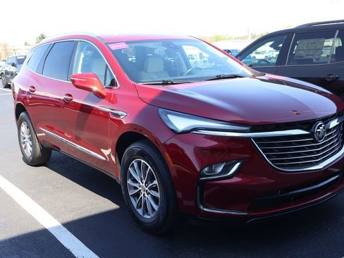 Used 2024 Buick Enclave Essence image 3