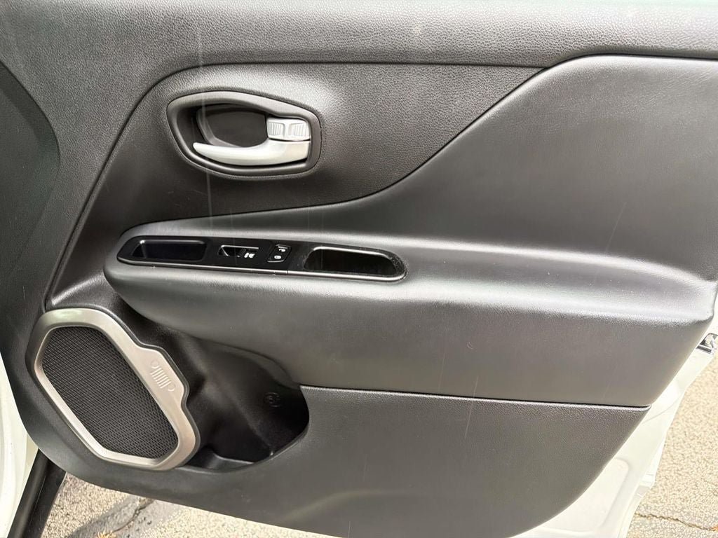 Used 2023 Jeep Renegade Latitude AWD/4WD image 24