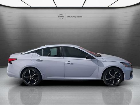 Certified 2024 Nissan Altima 2.5 SR image 3