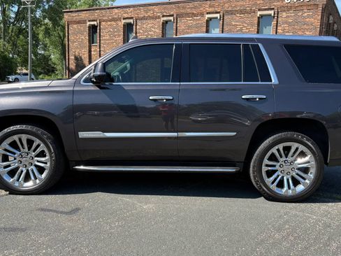 Used 2018 Cadillac Escalade Premium Luxury AWD/4WD image 5