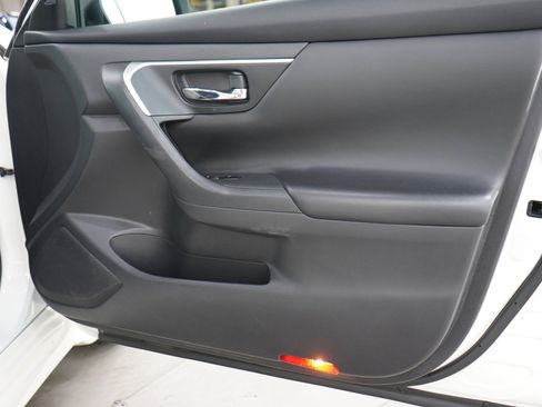 Used 2016 Nissan Altima 2.5 SV w/ Convenience Package FWD image 9