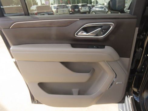 Used 2021 Chevrolet Suburban LT w/ LT Signature Package RWD image 17