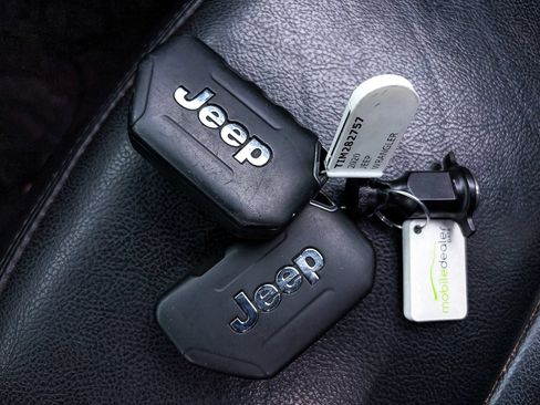 Used 2020 Jeep Wrangler Unlimited Sahara AWD/4WD image 25