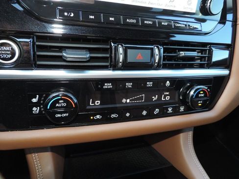 Used 2024 Nissan Pathfinder Platinum FWD image 25