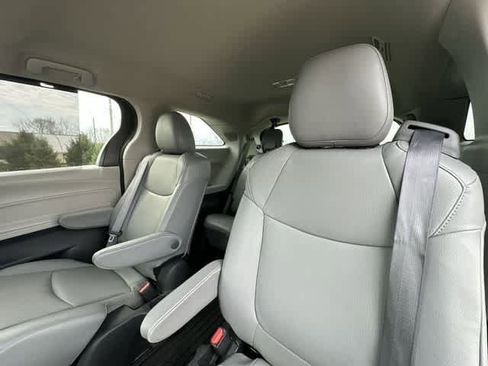 Used 2024 Toyota Sienna XLE w/ XLE Plus Package image 18