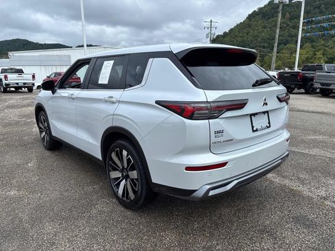 Used 2025 Mitsubishi Outlander SE AWD/4WD image 3