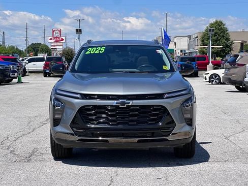 Used 2025 Chevrolet Trax ACTIV w/ Sunroof Package FWD image 2