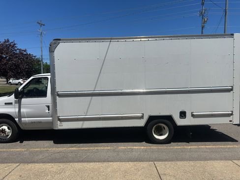 Used 2022 Ford E-350 and Econoline 350 Super Duty RWD image 7