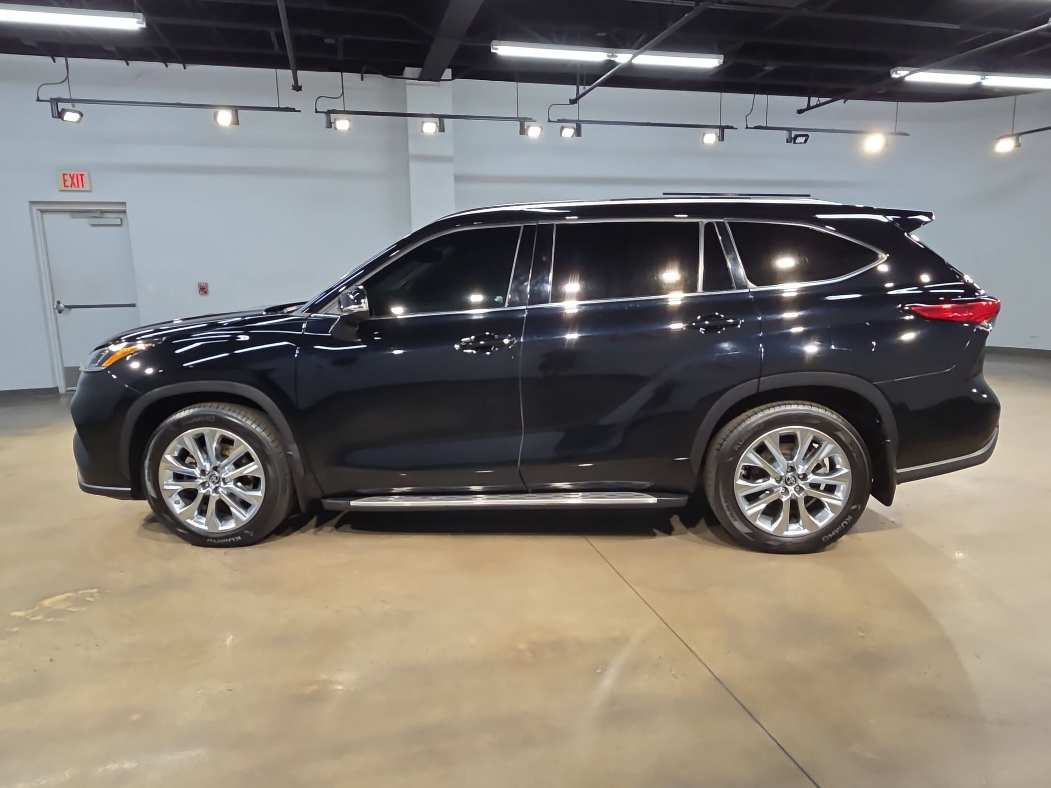 Used 2022 Toyota Highlander Limited FWD image 4