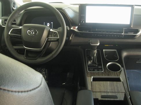 Used 2025 Toyota Sienna Platinum image 2