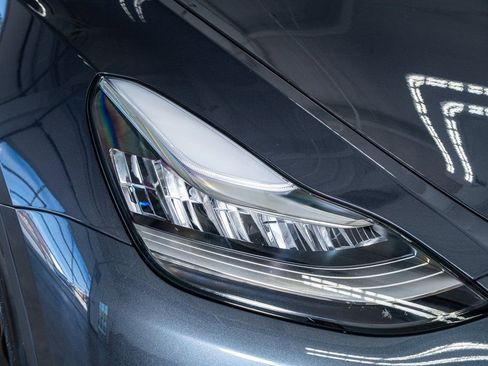 Used 2022 Tesla Model Y Long Range image 18