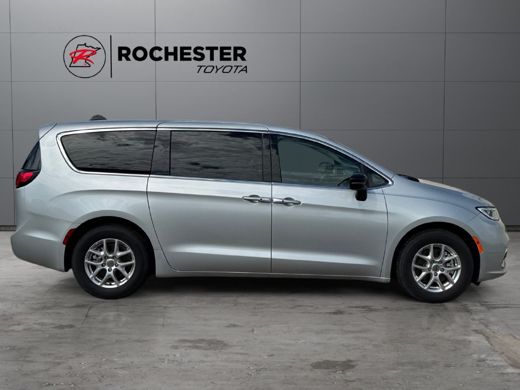 Used 2024 Chrysler Pacifica Touring-L FWD image 6