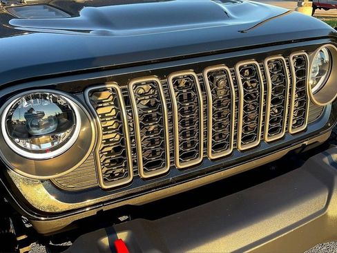 Used 2025 Jeep Wrangler Unlimited Rubicon w/ Technology Group image 9