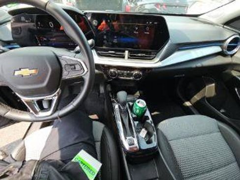 Used 2025 Chevrolet Trax LT w/ LT Convenience Package FWD image 18