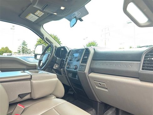 Used 2017 Ford F550 2WD Regular Cab Super Duty image 41