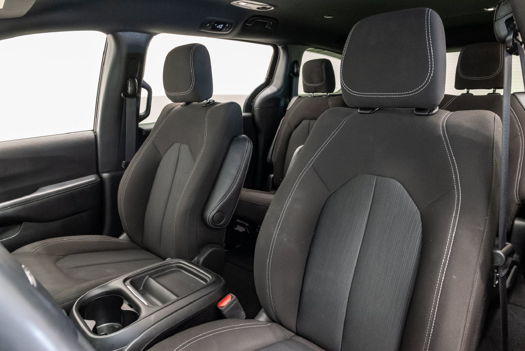 Used 2023 Chrysler Pacifica Touring FWD image 12