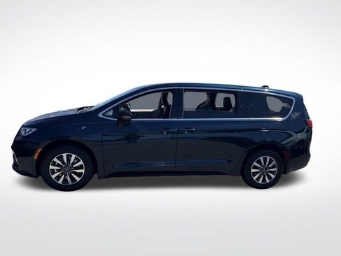 Used 2024 Chrysler Pacifica Limited FWD image 2
