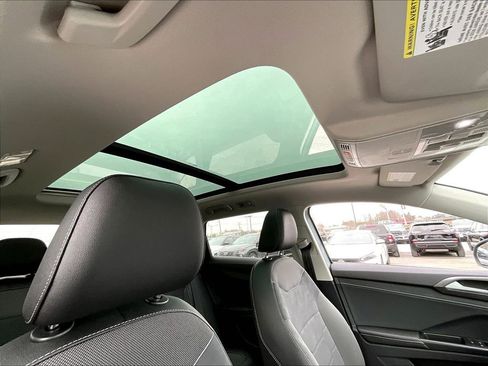 New 2026 Volkswagen Taos SE image 18