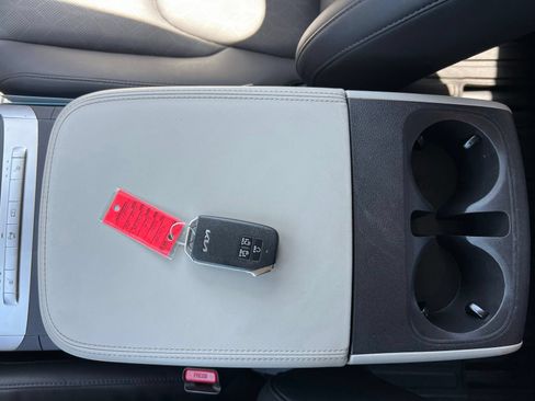 Used 2024 Kia Carnival LX FWD image 41