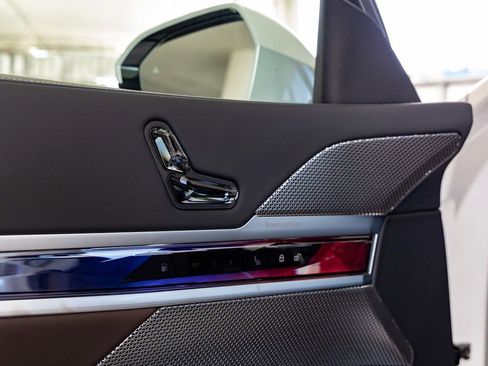 New 2026 BMW 750e xDrive image 15