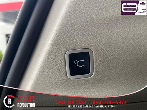 Used 2024 Chrysler Pacifica Limited FWD image 13