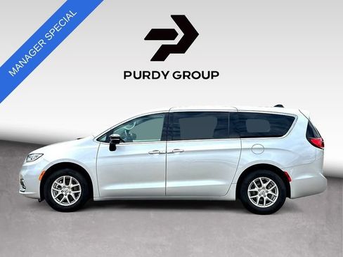 Used 2024 Chrysler Pacifica Touring-L FWD image 5