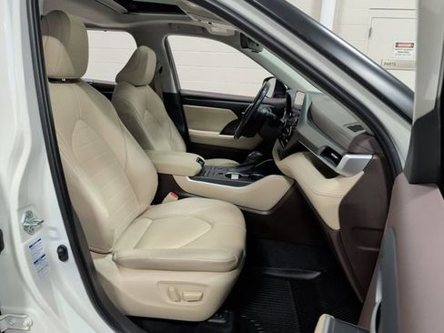 Used 2021 Toyota Highlander XLE image 34