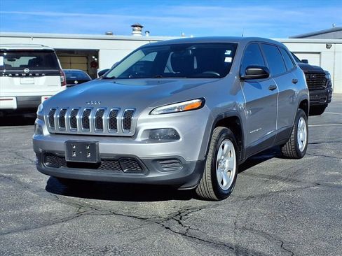 Used 2016 Jeep Cherokee Sport image 2