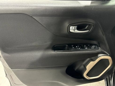 Used 2016 Jeep Renegade Latitude w/ Cold Weather Group image 17