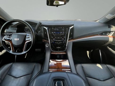 Used 2019 Cadillac Escalade Luxury w/ LPO, Radiant Package AWD/4WD image 9