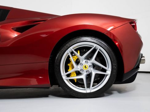 Used 2023 Ferrari F8 Spider image 14