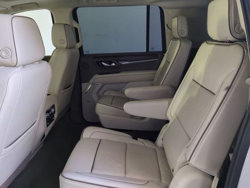 Used 2021 GMC Yukon XL Denali w/ Denali Premium Package image 17
