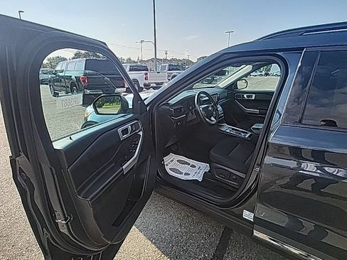 Used 2023 Ford Explorer XLT AWD/4WD image 18