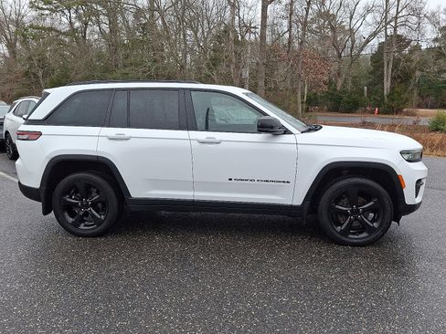 Used 2023 Jeep Grand Cherokee Altitude image 13