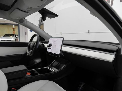 Used 2021 Tesla Model Y Long Range image 20