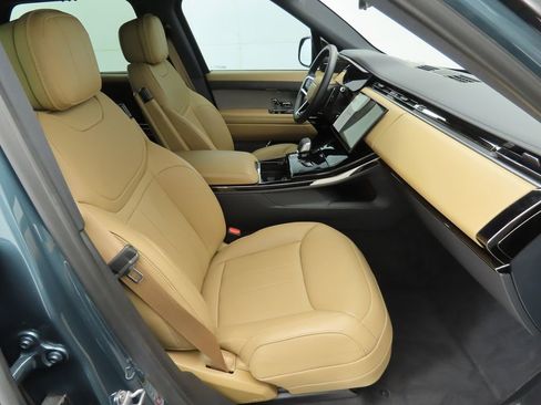 Used 2025 Land Rover Range Rover Sport SE AWD/4WD image 17