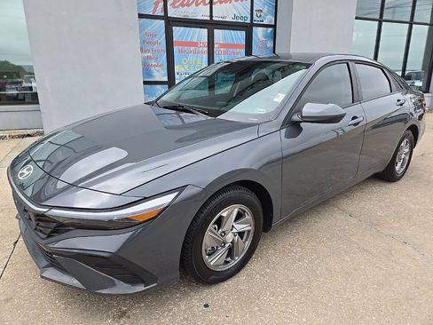 Used 2025 Hyundai Elantra SE FWD image 2