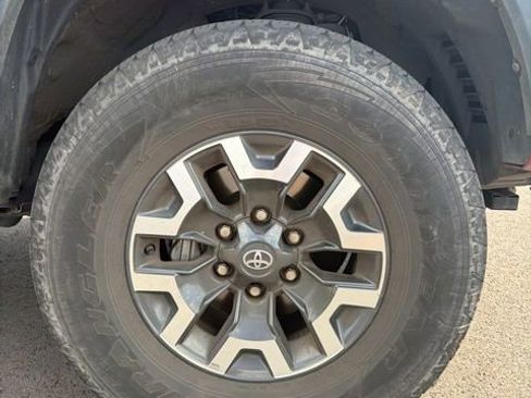 Used 2021 Toyota Tacoma TRD Off-Road w/ TRD Premium Off Road Package AWD/4WD image 9