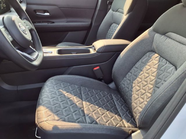 Used 2025 Nissan Kicks SV AWD/4WD image 11