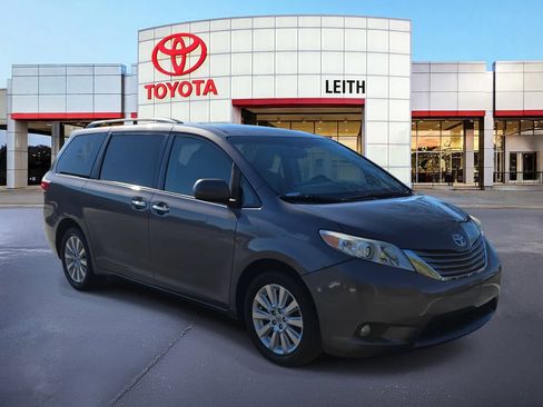 Used 2015 Toyota Sienna XLE Premium image 3