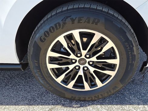 Used 2025 Ford Expedition Platinum image 7