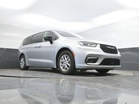 Used 2024 Chrysler Pacifica Touring-L FWD image 48