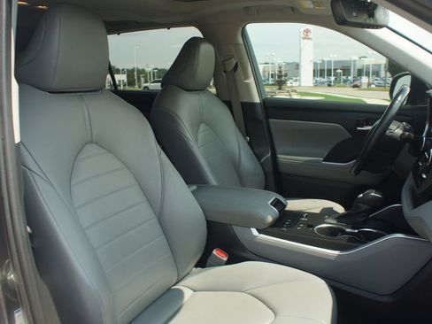 Used 2021 Toyota Highlander XLE AWD/4WD image 26