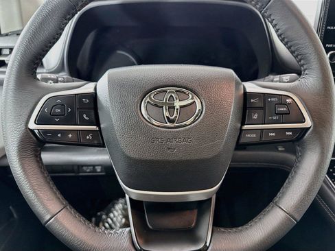 Certified 2026 Toyota Sienna XLE FWD image 17
