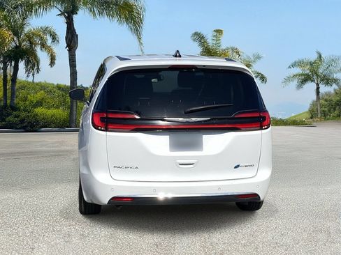 Used 2023 Chrysler Pacifica Touring-L FWD image 4