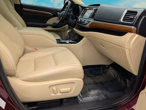 Used 2018 Toyota Highlander Limited Platinum FWD image 21