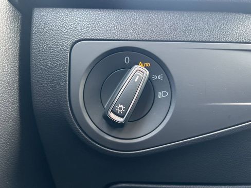 Used 2021 Volkswagen Tiguan SE image 15