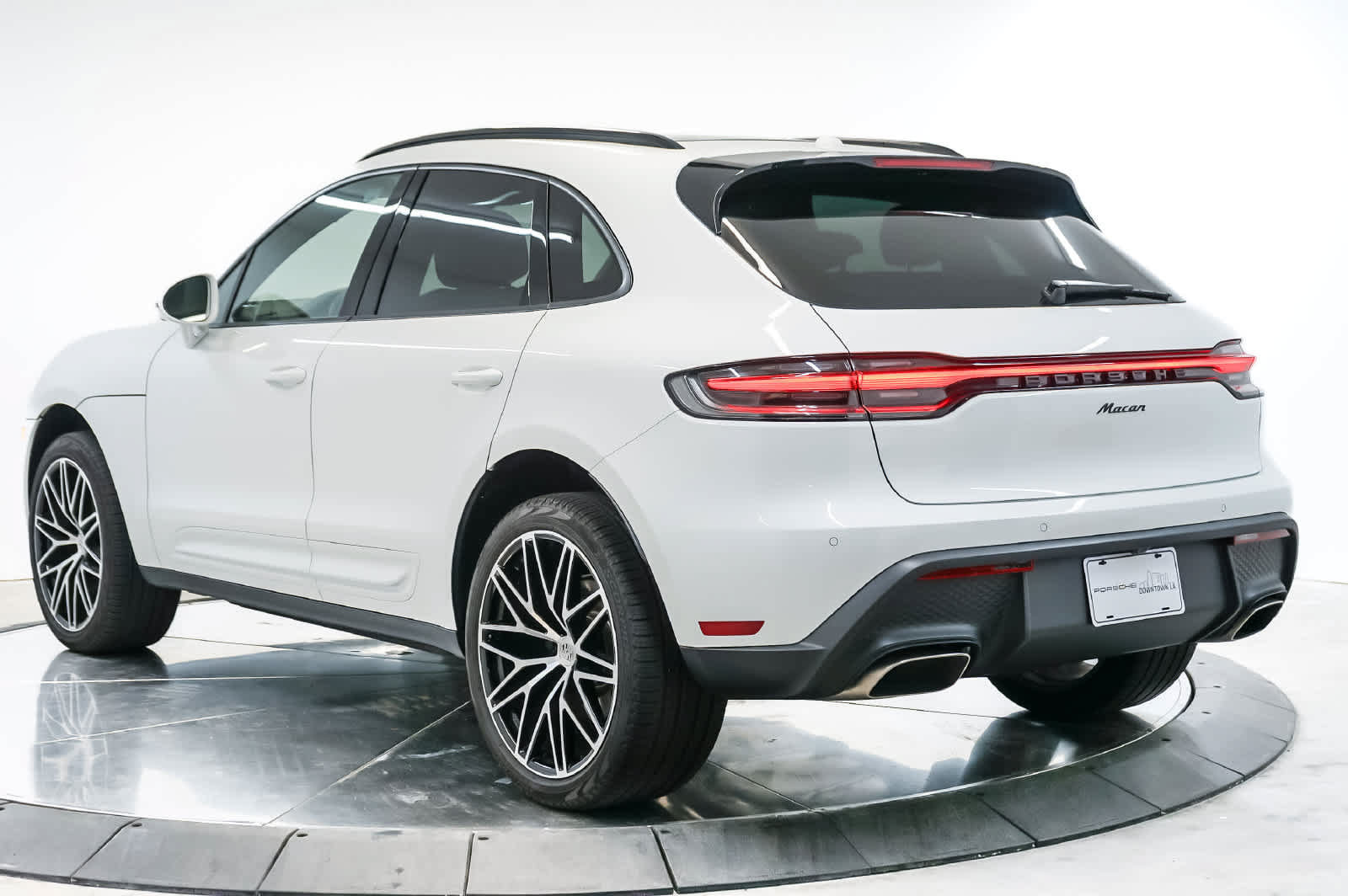 Certified 2026 Porsche Macan AWD/4WD image 3