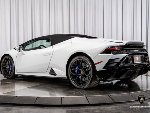 Used 2022 Lamborghini Huracan EVO image 15