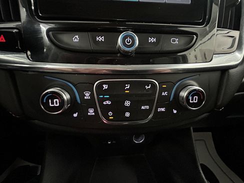 Used 2019 Chevrolet Traverse LT FWD image 17